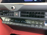 左右独立温度コントロールフルオートエアコンです。運転席、助手席それぞれで独立して温度設定ができます。冷え性の方が乗っても安心ですね♪