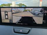 全周囲や後方確認に便利で安全な全方位型モニターとバックカメラも装備しています。