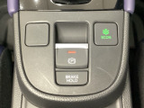 セレクトレバーの下に電子制御パーキングブレーキがあります。スイッチひとつで、停車した地点の傾斜などをシステムが検知・判断してブレーキ力を自動的に最適制御し、しっかり停車できるパーキングシステムです。