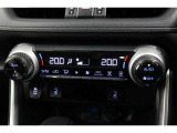 運転席と助手席、それぞれ温度調節ができ、オールシーズン快適なオートエアコンとなっております!