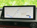 鮮明な地図表示で、初めての道も安心。渋滞情報もリアルタイムで確認できるので、スムーズな移動をサポートします。遠出の計画も立てやすくなりますね。