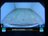 ■リヤビューカメラの映像です。ステアリング連動ガイドラインが、後退時の予想進路を表示し、運転のサポートを致します。
