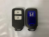 スマートキーを装備しています。鍵を差し込むことなくドアロックの開け閉めと、スタートボタン操作でのエンジンスタートができます。スペアキーも同じものを用意しております。