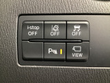運転席脇のクラスタースイッチ部分にはカメラ切り替えスイッチ、パーキングセンサー、その他走行系スイッチを集中配置しております。