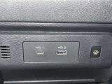 充電用USB端子付き。スマートフォンなどの充電に便利です。