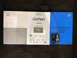 スマートキーは鍵をバッグに入れたままでもドアロックの開閉やエンジンのON・OFFができます。夜間や雨の日も鍵を探さなくて良いので便利です。