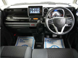 運転にかかわる様々な操作を安全に行えるように視点移動が少なく、操作性に配慮されたスイッチ類が凝縮されたコクピットです。