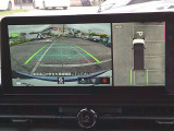 空から見下ろすような視点で、スムーズな駐車と安全確認をサポートする「アラウンドビューモニター」付です。