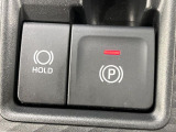 【電動パーキングブレーキ】パーキングブレーキは便利な電動式!ボタン一つで操作でき、アクセルを踏めば自動で解除されます♪レバーやペダルが無いので運転席廻りもすっきりしますね♪