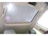 スカイルーフ装備のお車です!晴天時に開放して、ドライブをより一層楽しむことが出来ます!
