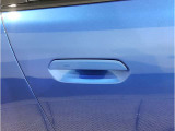 【スマートキー】車両のキーをカバンやポケットに入れたまま、お車の開閉が可能で御座います。お車の前に立ってキーを探す必要が御座いません。