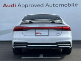 Audiのリヤディフューザーは、車両の後方での空気の流れを整え、乱流を減少させることで、走行安定性を向上させます。またスポーティで洗練された外観を提供し、全体のスタイルに一体感を持たせます。