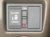 左側電動スライドドアは運転席からでも操作ができるように、ハンドル付近に開閉の操作スイッチが付いています。