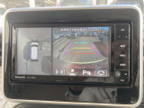 【全方位カメラ】クルマを真上から見たような映像を映し出すので、見えにくい場所を画面で確認でき、狭い駐車場でも安心♪