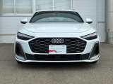 シングルフレームに燦然と輝くAudiのシンボルである4つの輪。4つの自動車メーカーが手を組み、Auto Unionを設立したことに由来します。