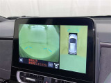パノラミックビューモニターを装備。駐車場や交差点でクルマを真上から見るように周囲を確認できます。機能の詳細は販売店スタッフまでおたずねください。