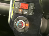 【オートエアコン】一度お好みの温度に設定すれば、車内の温度を検知し風量や温度を自動で調整。暑い&hellip;寒い&hellip;と何度もスイッチ操作をする必要はありません。快適な車内空間には必須の機能ですね♪