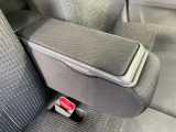 【アームレスト】運転中の身体の負担を軽減してくれるアームレストを装備♪