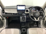 車内は光触媒抗菌消臭施工済です。スタイリッシュなデザインで暖かみのあるインパネ周りを演出します。グローブボックスやカップホルダーのほかにトレーなどたくさんの収納スペースが装備されています。