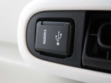 HDMIソケット、USBソケットを備えています。