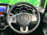 インテリアに合わせたデザインのステアリングは、運転される方のことも考え、運転しやすい形状、大きさです。是非一度、実際に触ってお確かめください。