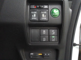 ETC付。高速道路の料金所はキャッシュレスで通過です。両側電動スライドドアや【横滑り防止装置・衝突被害軽減ブレーキ】などのスイッチもまとめて運転手右側に配置。