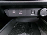 ワイヤレス充電器と、USBポートのタイプAとCがあります♪
