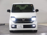 ハロゲンより明るく、より遠くまでさらなる安心感のあるLEDヘッドライトを採用。点灯忘れも防止できるオートライトコントロール機構付きです。