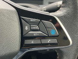 プロパイロットのセットは、親指だけの2ステップでOK!車線をキープし、リーフがアクセル、ブレーキ、ステアリングをコントロールして、前車との車間距離を保つ手助けをします。