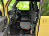 運転席周りのスペースは十分。操作しやすい配置で、快適なドライビングをサポートします。