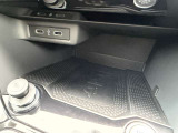車内での充電やスマホ接続もスムーズです。最新のUSB Type-Cポートを完備しており、高速充電や安定したスマホ連携が可能です。