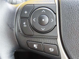 運転中、オーディオの操作をしてて、ハッとしたことはありませんか?ステアリングスイッチは、運転中でもハンドルでオーディオの操作が可能です。安全なドライブをサポートします。