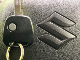【キーレス】少し離れた場所からでもボタン一つでドアの開錠・施錠ができるのでとっても便利!ドアの鍵穴周りに傷をつけることもありません♪