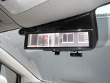 スマートミラーです。後席に人がいたり荷物が山積みでも大丈夫。後の視界はカメラの映像で見れますよ。