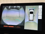 パノラミックビューモニターを装備。駐車場や交差点でクルマを真上から見るように周囲を確認できます。機能の詳細は販売店スタッフまでおたずねください。
