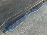 【フィックスドサイドステップ ディーラーOP価格￥266530】車両への乗り降りを助け、ルーフへの荷物の積み込みを容易にします。オフロードスタイルを際立たせます。