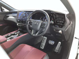 FSPORT専用本革スポーツシート。快適で操作性の良い運転の基本は、シートポジションです。