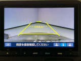 【バックカメラ】運転が苦手な方も車庫入れラクラクです!ギアをリバースに入れれば自動的に切り換わりますので、面倒な操作は不要です♪狭い駐車場もお車を傷つけず安心ですね!