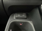 充電用USB端子付き。スマートフォンなどの充電に便利です。