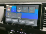 多彩な機能を備えたオーディオシステムで、ドライブがさらに楽しくなります。CDやラジオに加え、Bluetooth接続で音楽も楽しめます。