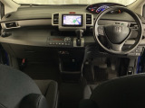 車内は光触媒抗菌消臭施工済です。インパネ周りはスタイリッシュなデザインです。グローブボックスやカップホルダーのほかにトレーなどたくさんの収納スペースが付いています。