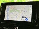 見やすい高精細な地図が、スムーズなナビゲーションを可能にします。周辺情報も充実しており、目的地までの道案内をしっかりとサポートします。