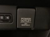 アクセサリーソケットはUSBのアダプターなどをつければ、スマホの充電にも使えます。周辺には物が置けるボックスがついています。
