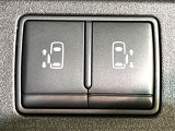 【両側パワースライドドア】スマートキーや運転席のスイッチで後席両側スライドドアの開閉が可能♪電動だから力を入れてドアを開ける必要が無く、小さなお子様でも簡単に開け閉めでき快適です♪