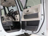 運転席・助手席ドアは開口範囲が広く、とても乗りやすいですよ!収納スペースもあります!