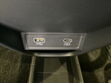セレクトレバーの下に、スマートフォンなどの充電可能なUSB端子と、音源などの外部入力の可能なUSB端子が1個ずつついています。移動中に充電もできるので便利です。