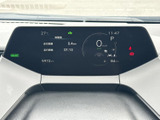 視認性の高いメーターで、運転に必要な情報を一目で確認。燃料残量や水温、走行距離などを把握し、安全運転をサポートします。デザインも洗練されています。