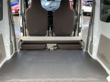 後席を倒すことでより大きい荷物や長い荷物を楽々積むことができます!