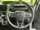 握りやすい形状のステアリングは、運転時の負担を軽減します。操作性も高く、スムーズなハンドリングを実現。快適な運転体験をサポートします。