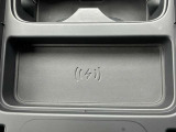【ワイヤレスデバイスチャージング】スマートフォンなどの対応デバイスを置くだけで充電できるワイヤレスデバイスチャージングが搭載されています。車内のコンソール周りをすっきりと保つことができます。